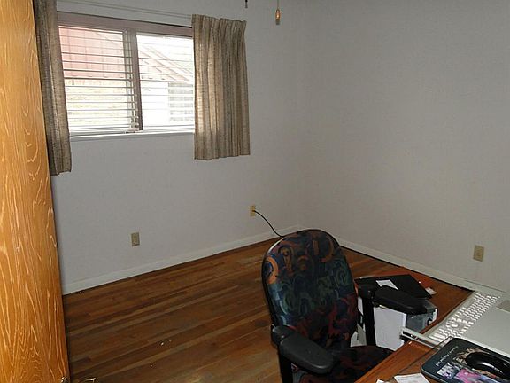 Middle bedroom