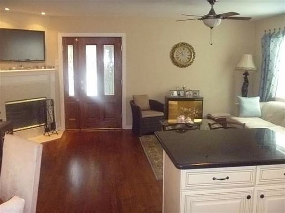 2nd image of 905 Bucky Ln