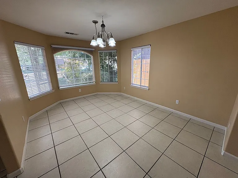 703 W Russell Ave — Photo 25