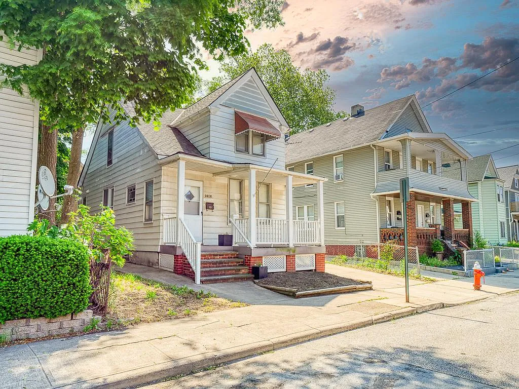 1909 E 120th St photo 1