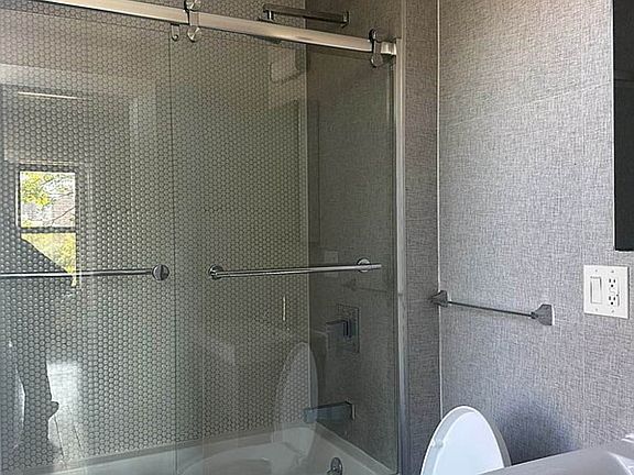 3rd image of 228 E 116th St #37