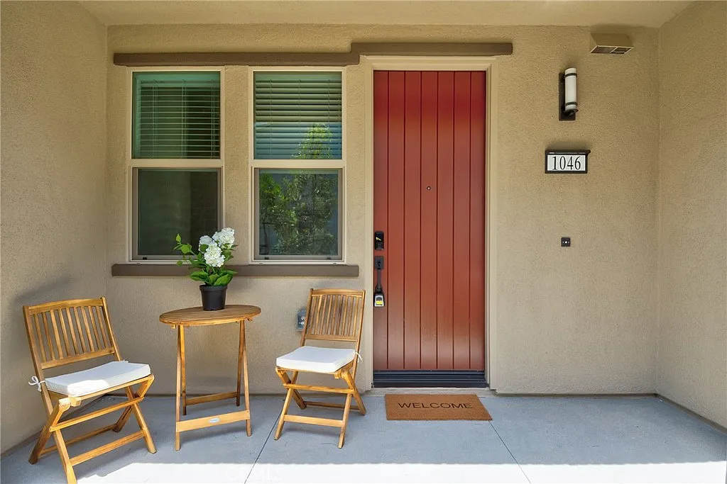 2 bed, 1.5 bath, 910 sqft, $3,450 — Photo 2