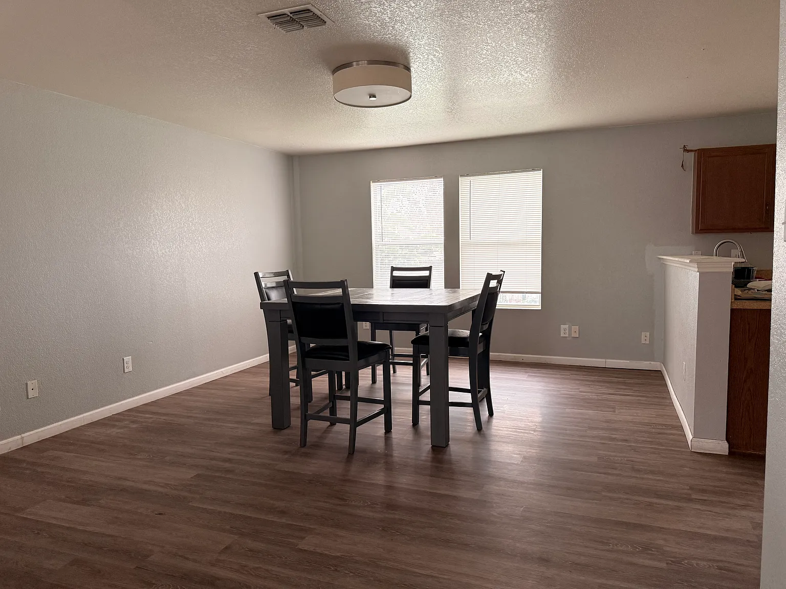 3 bed, 2080 sqft, $1,650 — Photo 4