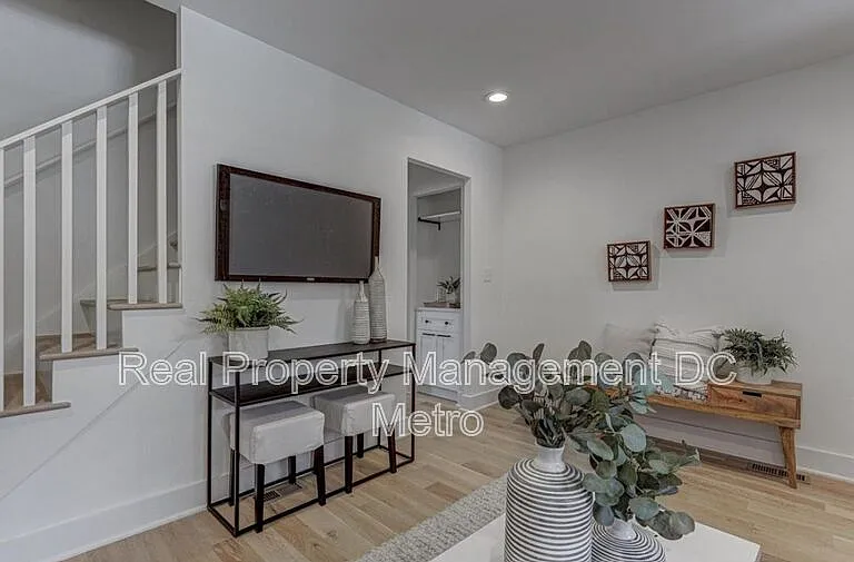 1711 Lang Pl NE — Photo 5