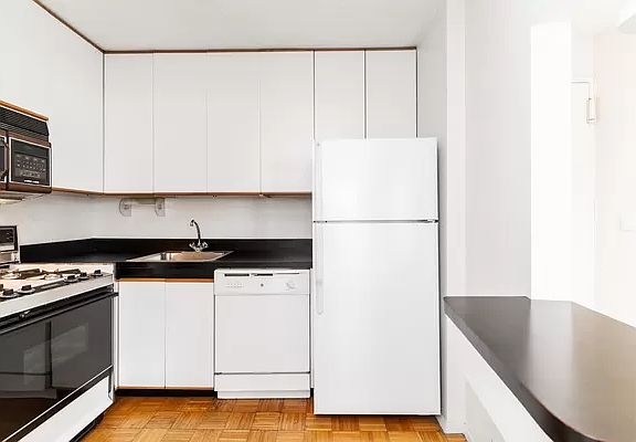 5th image of 353 E 72nd St APT 29C