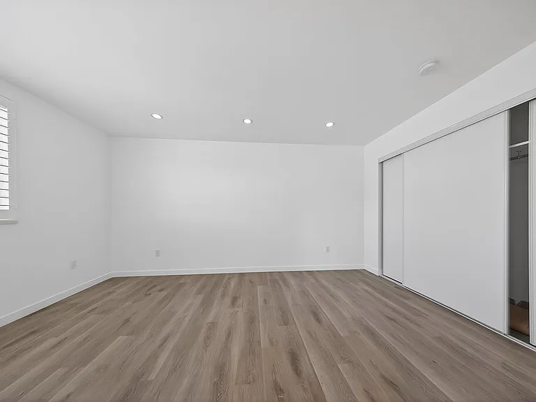 14827 Dearborn St — Photo 34
