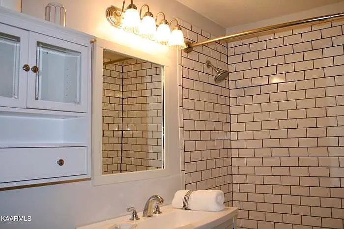 2 bed, 1.5 bath, 1020 sqft, $2,000 — Photo 2