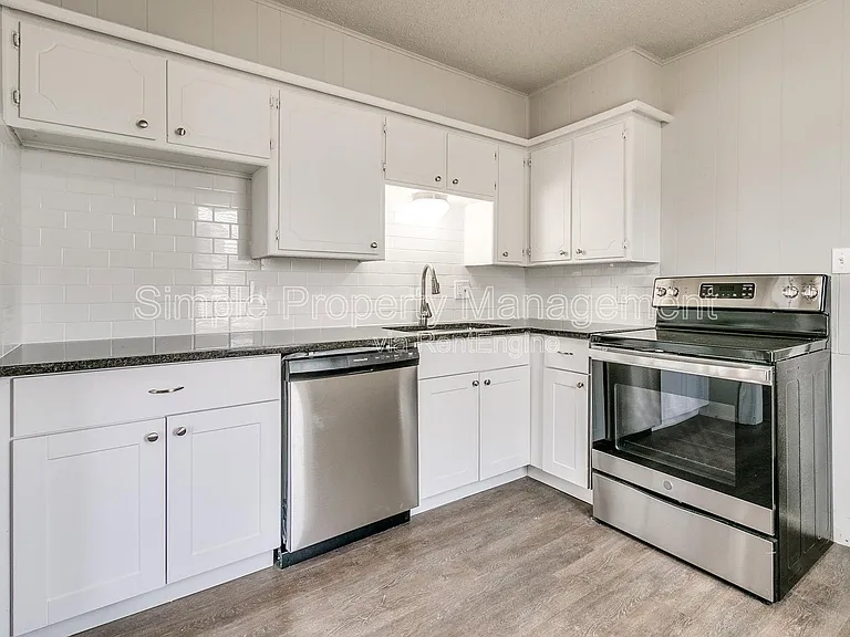 4007 N Rockwell Ave — Photo 5