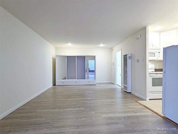 3rd image of 1915 Greenwich St #2