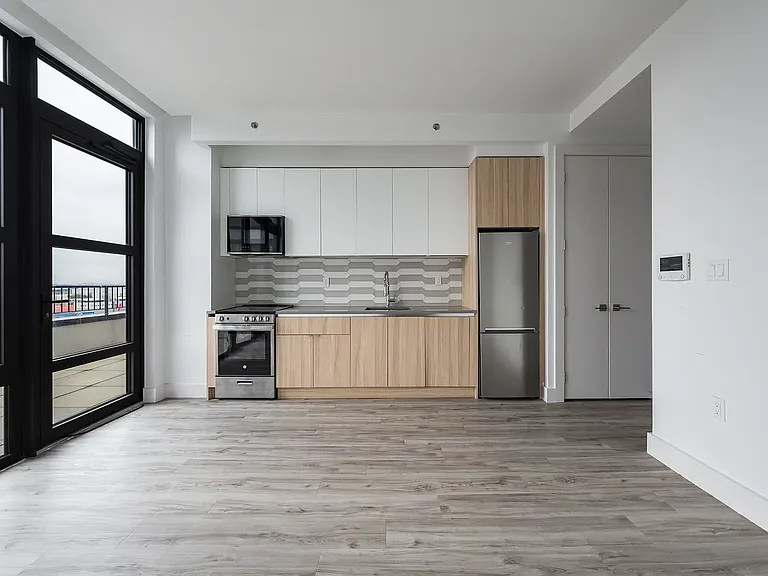 584 4th Ave #800 — Photo 2