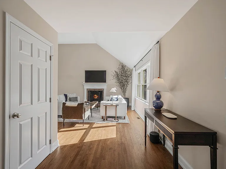 117 Woodbine Dr — Photo 2