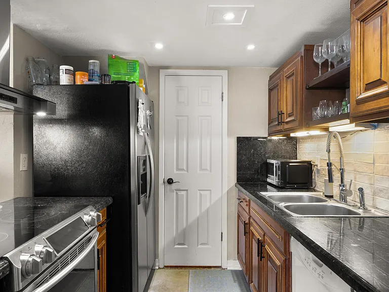 8135 N 32nd Dr — Photo 5