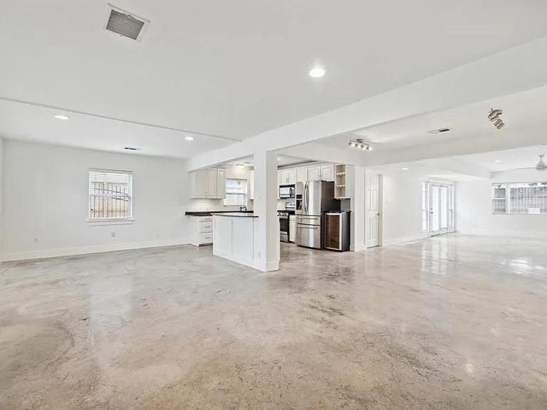 3818 Childress St — Photo 3