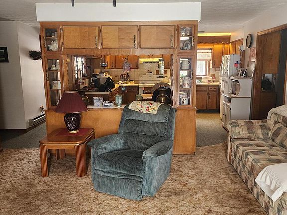 5th image of 1090 Oakridge Dr