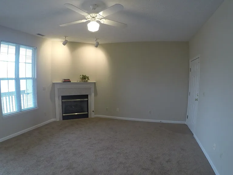 Portledge Commons, 1 and 2 Bedroom apartments, carport, central Lafayette — Photo 7