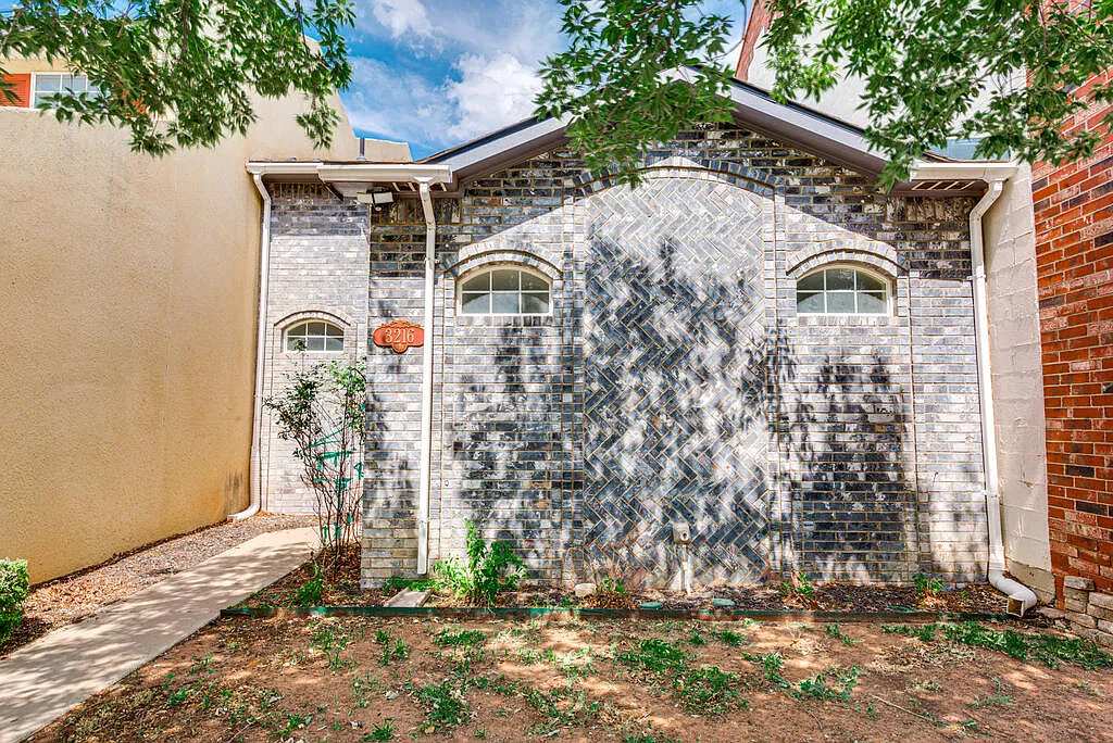 3 bed, 2.5 bath, 1913 sqft, $3,300 — Photo 3