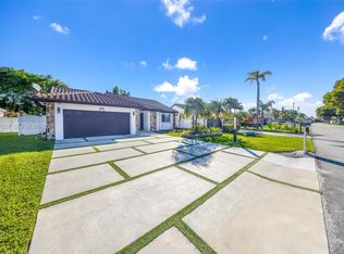 6240 Gauntlet Hall Ln, Davie, FL 33331