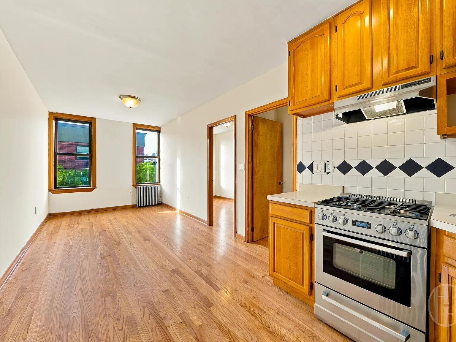 198 Elizabeth Street — Photo 2