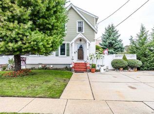 18 Commonwealth Ave, Merrick, NY 11566
