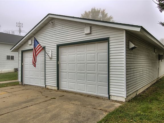 4th image of 611 8th Street E