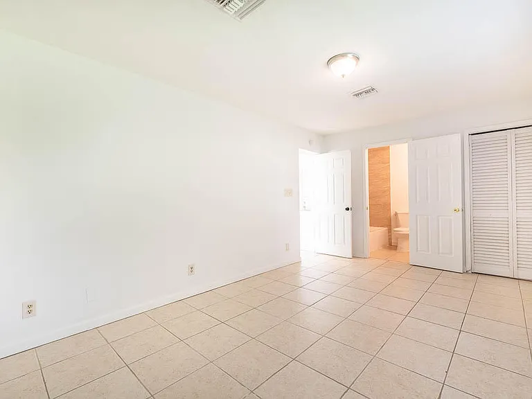 314 E Gateway Blvd — Photo 22