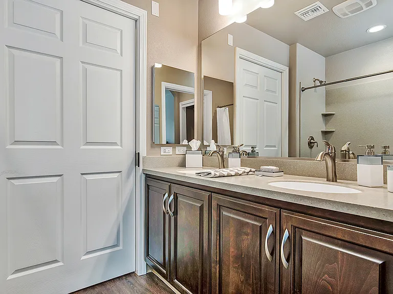 Canyon Oaks Luxury Apartments — Photo 17