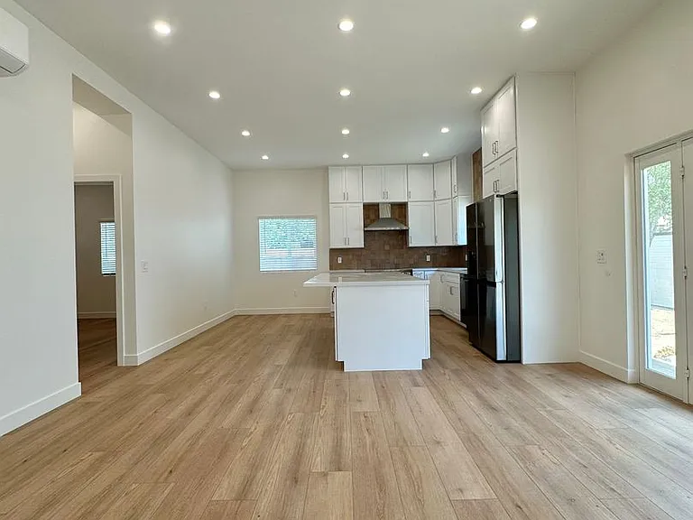 1135 Scofield Dr — Photo 4