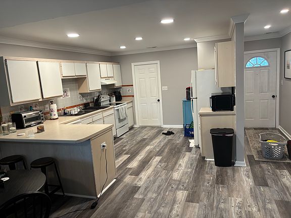 3rd image of 130 Charlton Rd