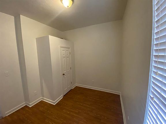 3rd image of 511 E 7th St