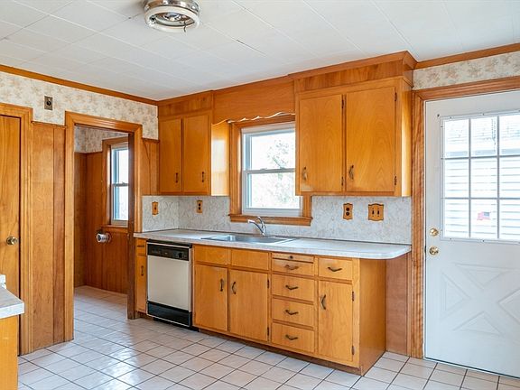 4th image of 61 Bowditch St