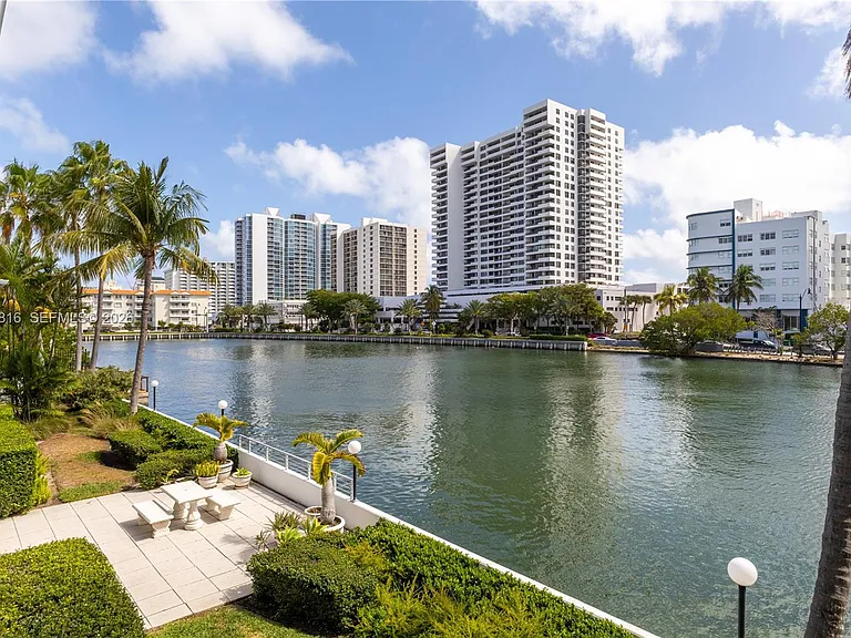 2445 Lake Pancoast Dr #J — Photo 12