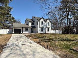 17 Blackpine Dr, Medford, NY 11763
