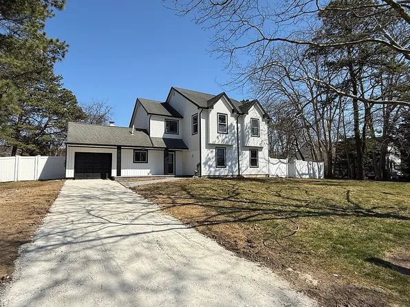 17 Blackpine Dr, Medford, NY 11763