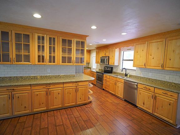 3rd image of 4223 Woodbridge Rd