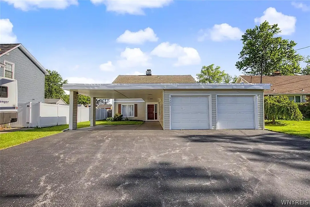 5 bed, 2.0 bath, 2602 sqft, $3,200 — Photo 3