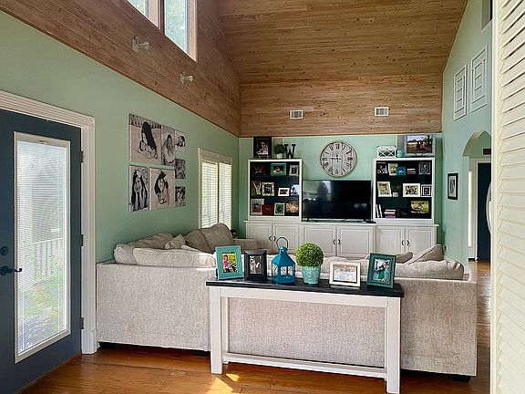 5th image of 81 Holly Cir