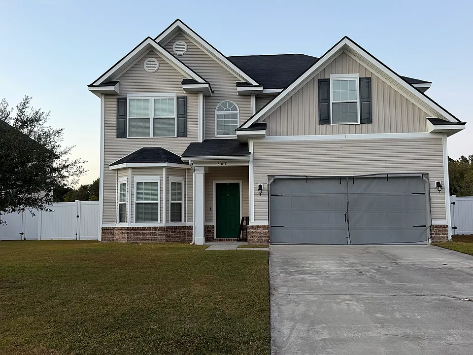 667 Red Oak Ln