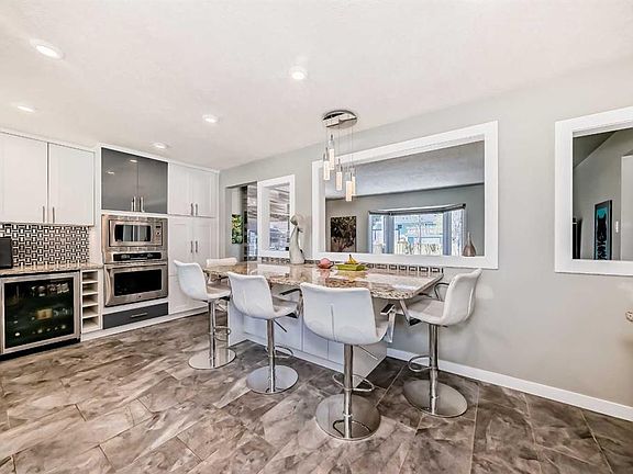 5th image of 29 E Chisholm Cres NW