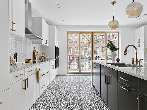 2nd image of 516 Lexington Ave #1