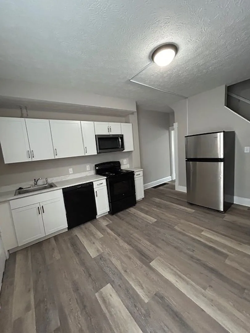 409-419 Welch (EEL) — Photo 1
