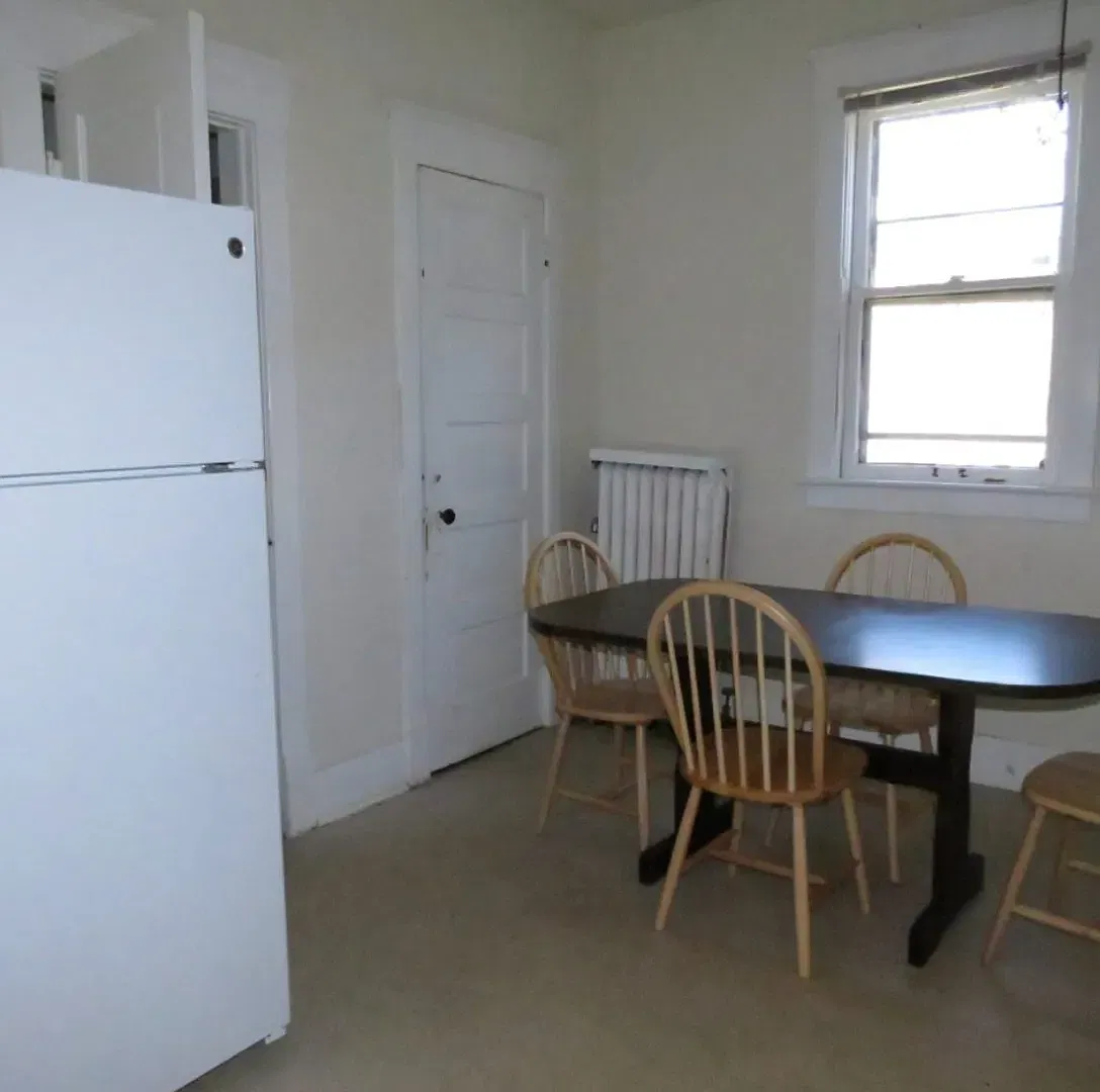 4 bed, 1.5 bath, 2200 sqft, $2,200 — Photo 3