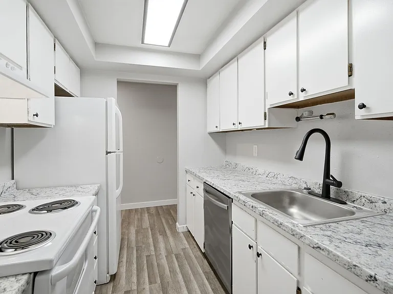 River Court Apartments - Updated Units With A View! — Photo 32