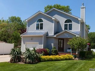 988 Little Whaleneck Rd, Merrick, NY 11566