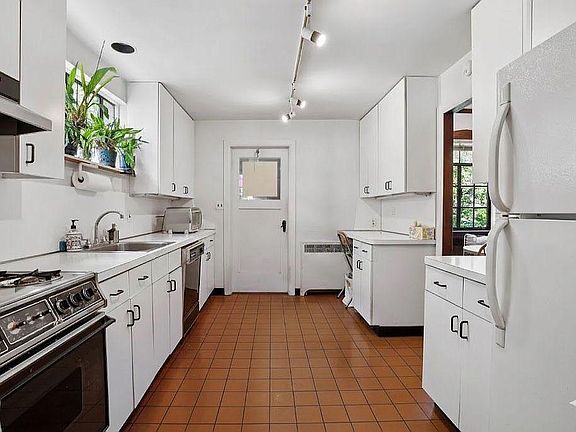 4th image of 17615 Croydon Rd