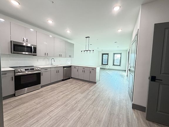 3rd image of 531 32nd St #306