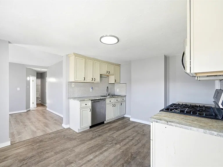 29-31 Auburn St #1R — Photo 14