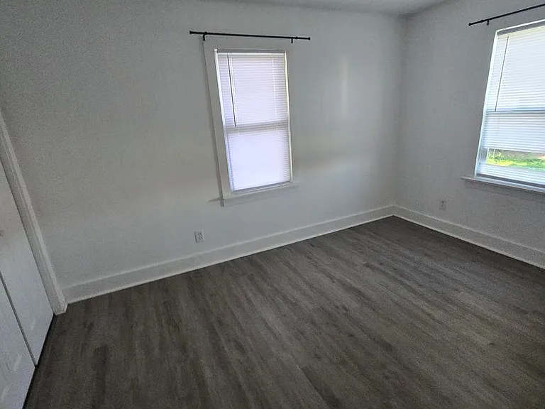 539 NE Lake St — Photo 8