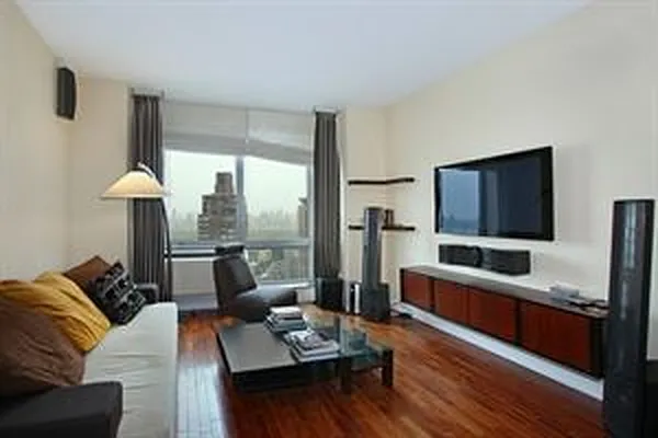 Rented by R New York | media 19