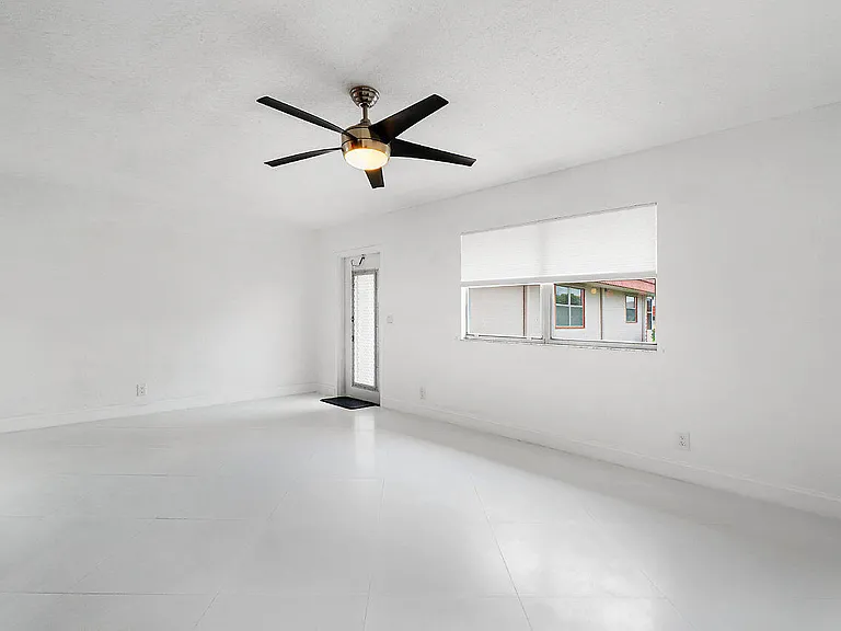 143 Seville E — Photo 10