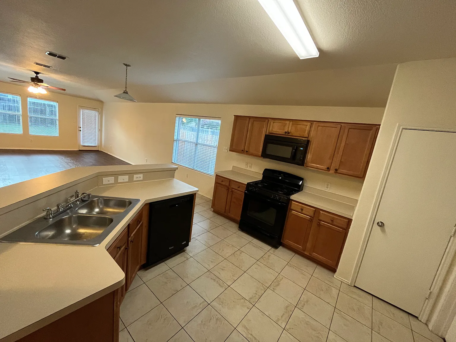 3 bed, 1796 sqft, $1,950 — Photo 3
